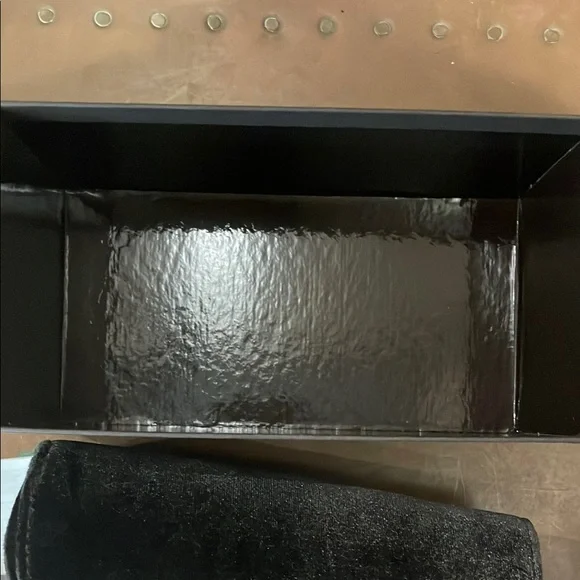 Tom Ford sunglasses box and a case - Picture 6 of 7